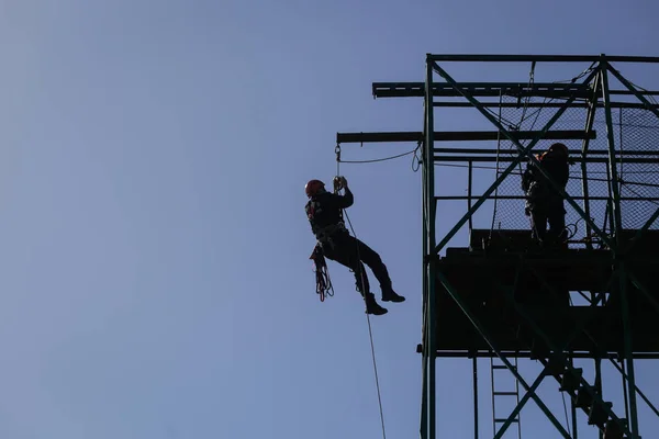 Bukarest Rumänien April 2017 Feuerwehrleute Seilen Und Klettern Bei Einer — Stockfoto