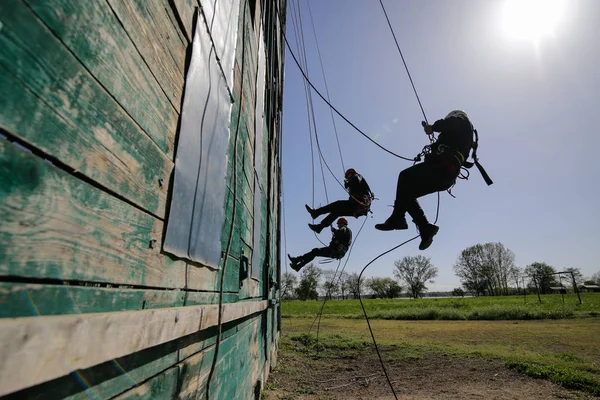罗马尼亚布加勒斯特 4月21日 消防员绳索和攀登绳索在2017年4月21日在布加勒斯特的演习演习 — 图库照片