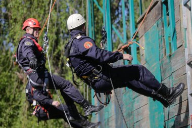 Bucharest, Romanya - 21 Nisan: İtfaiye rappelling ve bir matkap egzersiz, 21 Nisan 2017 Bükreş'de ipleri tırmanma
