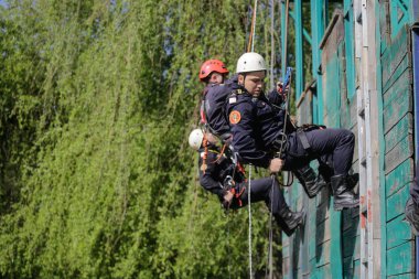 Bucharest, Romanya - 21 Nisan: İtfaiye rappelling ve bir matkap egzersiz, 21 Nisan 2017 Bükreş'de ipleri tırmanma