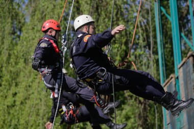 Bucharest, Romanya - 21 Nisan: İtfaiye rappelling ve bir matkap egzersiz, 21 Nisan 2017 Bükreş'de ipleri tırmanma