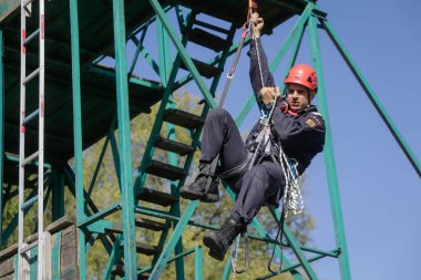 Bucharest, Romanya - 21 Nisan: İtfaiye rappelling ve bir matkap egzersiz, 21 Nisan 2017 Bükreş'de ipleri tırmanma