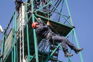 Bucharest, Romanya - 21 Nisan: İtfaiye rappelling ve bir matkap egzersiz, 21 Nisan 2017 Bükreş'de ipleri tırmanma