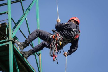 Bucharest, Romanya - 21 Nisan: İtfaiye rappelling ve bir matkap egzersiz, 21 Nisan 2017 Bükreş'de ipleri tırmanma