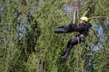 Bucharest, Romanya - 21 Nisan: İtfaiye rappelling ve bir matkap egzersiz, 21 Nisan 2017 Bükreş'de ipleri tırmanma