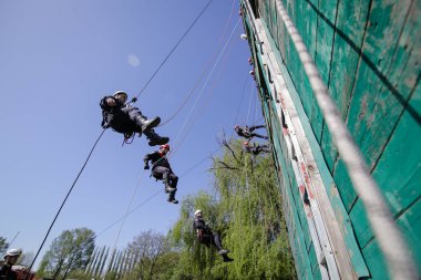Bucharest, Romanya - 21 Nisan: İtfaiye rappelling ve bir matkap egzersiz, 21 Nisan 2017 Bükreş'de ipleri tırmanma