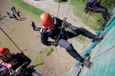 Bucharest, Romanya - 21 Nisan: İtfaiye rappelling ve bir matkap egzersiz, 21 Nisan 2017 Bükreş'de ipleri tırmanma