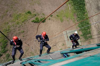 Bucharest, Romanya - 21 Nisan: İtfaiye rappelling ve bir matkap egzersiz, 21 Nisan 2017 Bükreş'de ipleri tırmanma