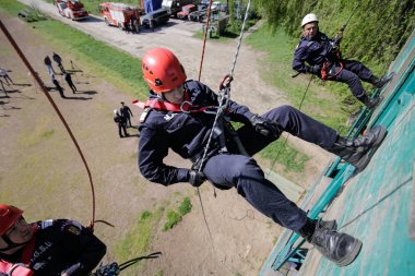 Bucharest, Romanya - 21 Nisan: İtfaiye rappelling ve bir matkap egzersiz, 21 Nisan 2017 Bükreş'de ipleri tırmanma