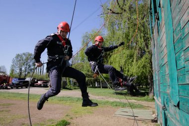 Bucharest, Romanya - 21 Nisan: İtfaiye rappelling ve bir matkap egzersiz, 21 Nisan 2017 Bükreş'de ipleri tırmanma