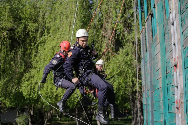 Bucharest, Romanya - 21 Nisan: İtfaiye rappelling ve bir matkap egzersiz, 21 Nisan 2017 Bükreş'de ipleri tırmanma