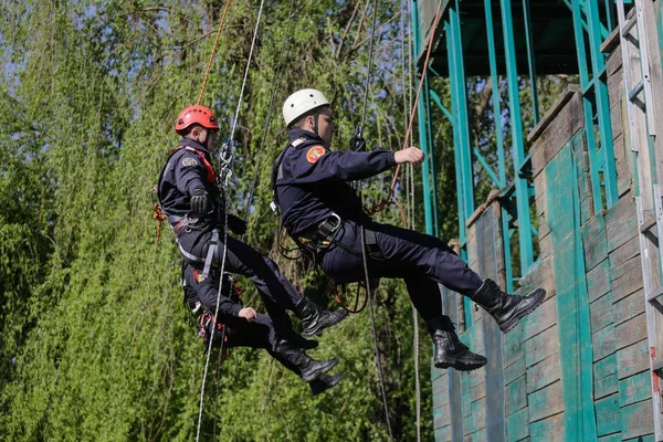 Bucharest, Romanya - 21 Nisan: İtfaiye rappelling ve bir matkap egzersiz, 21 Nisan 2017 Bükreş'de ipleri tırmanma