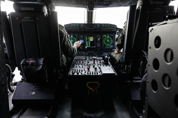 Mihail Kogalnicenu Rumänien April Alenia 27J Spartanska Militära Flygplanspiloter Cockpit — Stockfoto