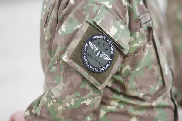 Símbolo Força Aérea Romena Num Uniforme Soldado Feminino — Fotografia de Stock