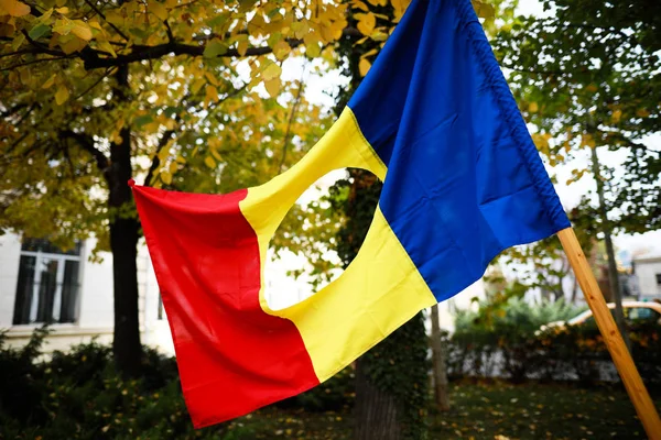 Details mit der rumänischen Flagge mit einem Loch, dem Symbol der Ro — Stockfoto