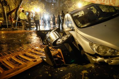 Garip bir trafik kazası, iki araba işaretsiz bir kaltağa çarpmış.