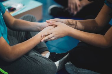 Küçük bir kız ve küçük bir çocuğun ellerindeki detaylar.