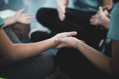 Küçük bir kız ve küçük bir çocuğun ellerindeki detaylar.