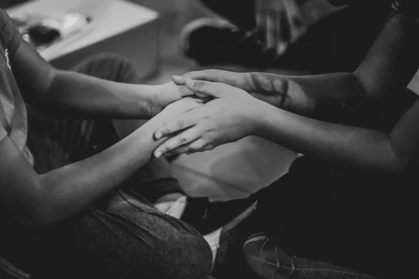 Black and white image with details of the hands of a little girl – stockfoto