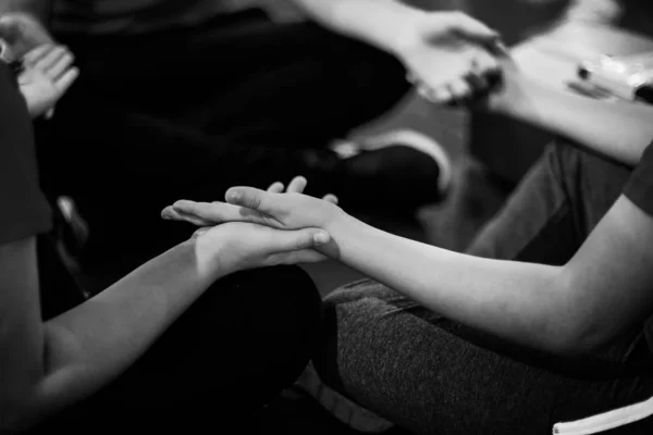 Black and white image with details of the hands of a little girl — Stock Photo, Image