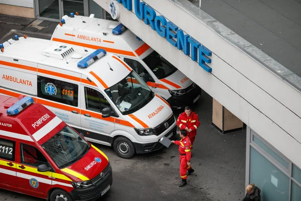 Ambulanslar, sağlık görevlileri ve hemşireler acil servisin girişine.