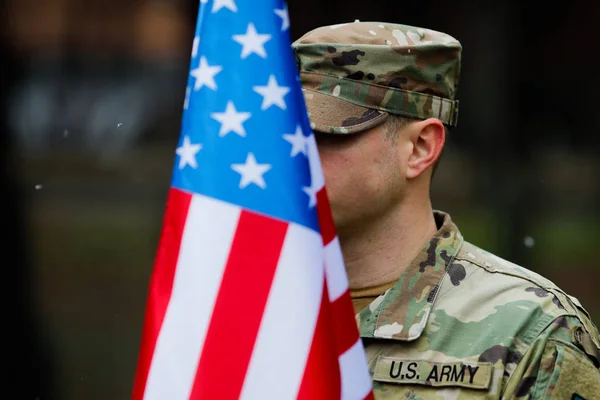 ABD askeriyle ABD bayrağı.