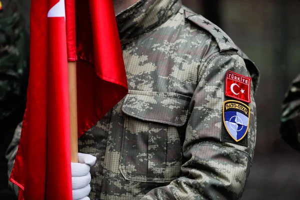 Türkischer Soldat mit NATO-Abzeichen — Stockfoto