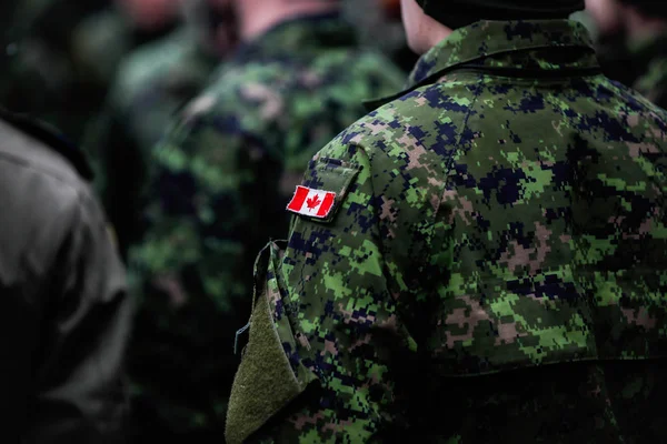 Деталі з формою і прапором канадського солдата p. — стокове фото