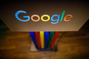 Google I ile yüzeysel alan derinliği (seçici odak) resmi