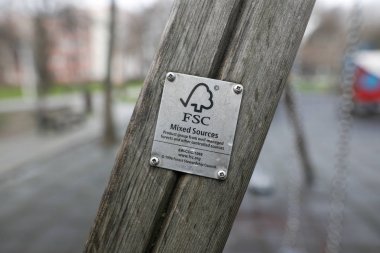 bir parçada FSC (Orman Yönetimi Konseyi) logo etiketi