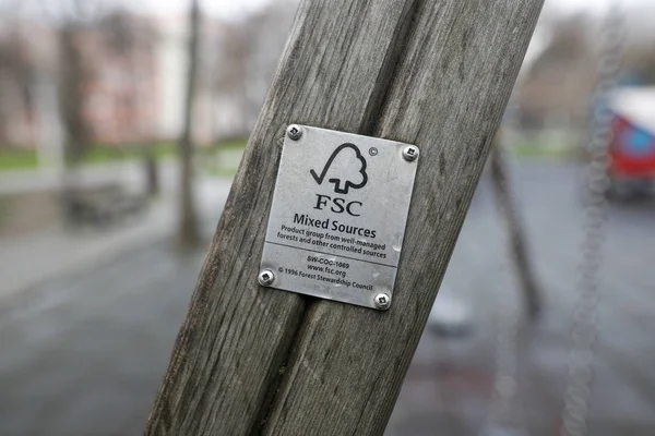 Etykieta logo Fsc (Forest Stewardship Council) na kawałku — Zdjęcie stockowe