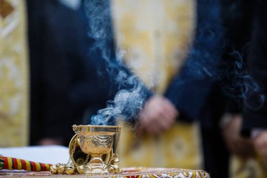 Altın metalik Hıristiyan ortodoks tütsüsü B ile detaylar.