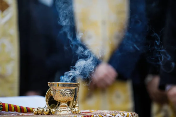 Detalii cu o tămâie ortodoxă creștină aurie metalică b — Fotografie, imagine de stoc