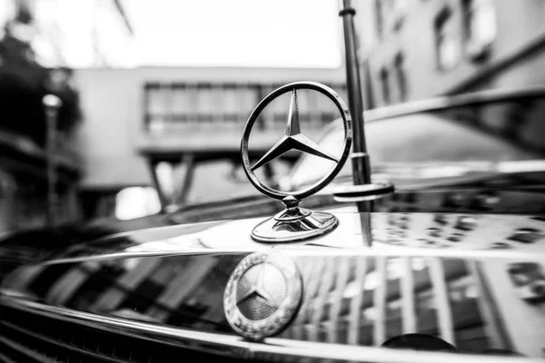 Mercedes logo on a Mercedes 450 Sel from 1978. — Stock Photo, Image