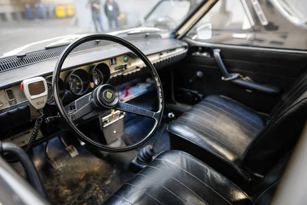 Interior de un viejo coche de policía Dacia de la Rumania comunista . — Foto de Stock