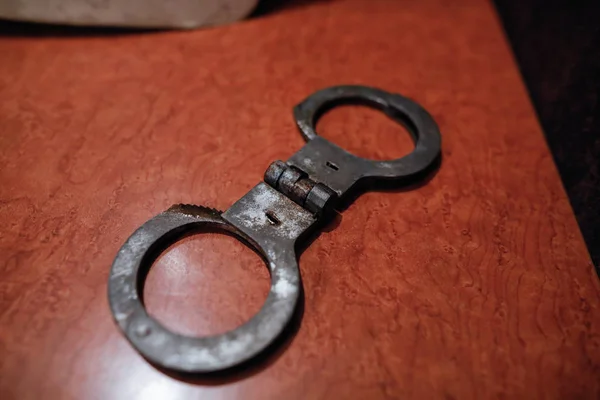 Rusty old handcuffs from a Securitate prison in communist Romani — 스톡 사진