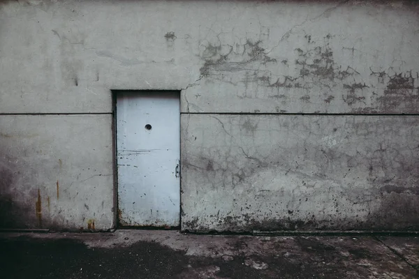 Grungy desgastado puerta metálica en la pared de una antigua prisión de th — Foto de Stock