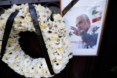 Picture showing iranian general Qassim Soleimani and flowers at 