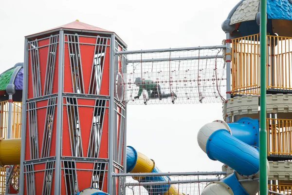 Enfant rampant à l'intérieur d'un tube transparent dans un enfant coloré pl — Photo