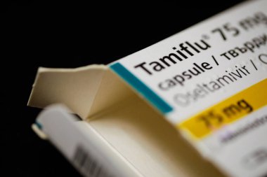 Resmi Tamiflu paketiyle kapat. Tamiflu bir antiviral.