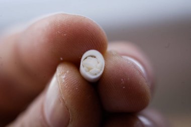 Açık bir davul tutan bir adamın parmaklarıyla görüntüyü kapat