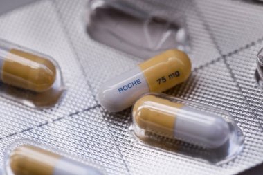 Kabarcık üzerinde bir Tamiflu kapsülü (oseltamivir) ile resmi kapat