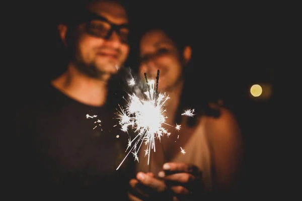 Détails avec les mains d'un couple tenant des étincelles main firewo — Photo