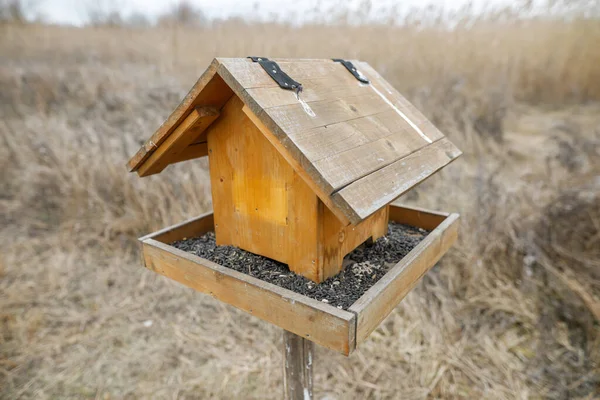 Casa de pájaros de madera al aire libre en un parque natural . — Foto de Stock