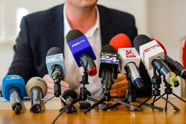 L'uomo tiene una conferenza stampa e parla in varie notizie rumene — Foto Stock