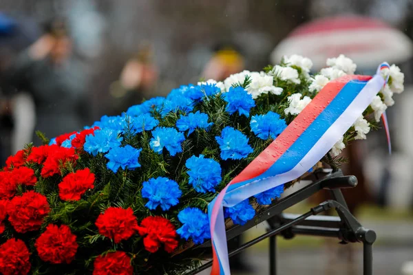 フィールドの浅い深さ 選択的焦点 画像雨の日の間にそれにロシアの旗と葬儀の花輪にロシアの旗の色の花 — ストック写真