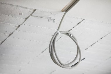 Bitmemiş bir inşaattaki elektrik kabloları..