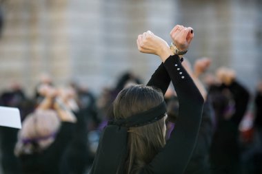 Bükreş şehir merkezinde feminist bir flaşçıda kadın hareketleri.