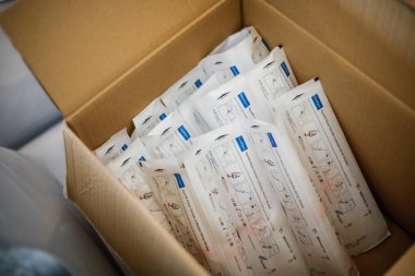 Bükreş, Romanya - 13 Mart 2020: Coronavirus testleri yapan tıbbi şişelerle ilgili ayrıntılar.