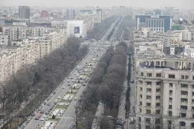 Bükreş, Romanya - 03 Mart 2020: Bulutlu bir günde Parlamento Sarayı 'ndan Bükreş' e genel bakış.